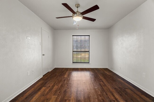 Building Photo - 2717 W Oakdale Rd