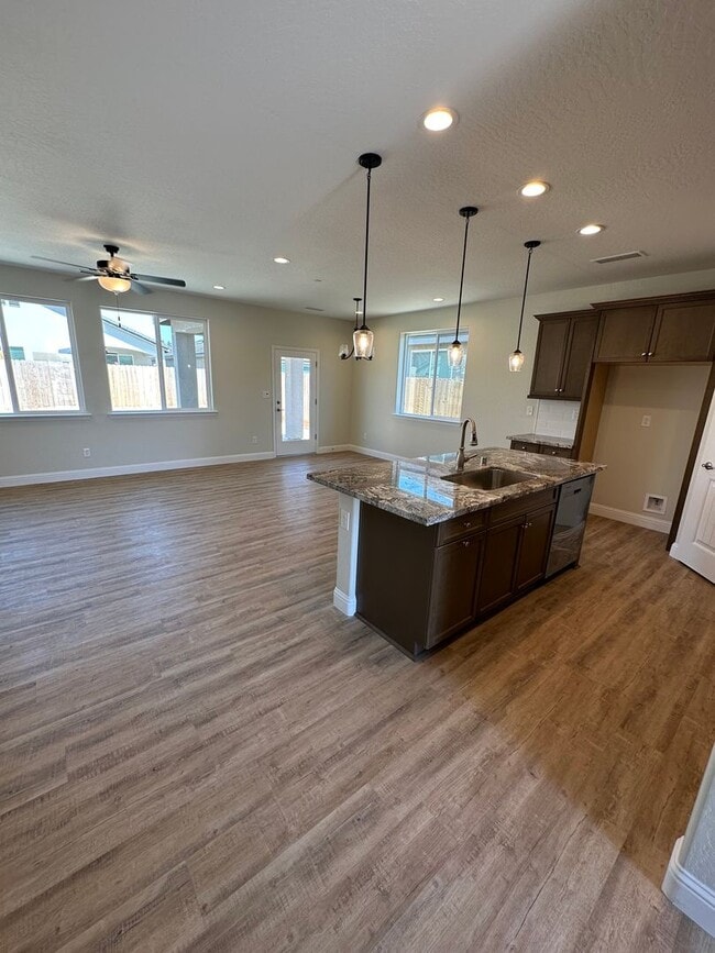 Building Photo - Brand new home in Kerman Ca