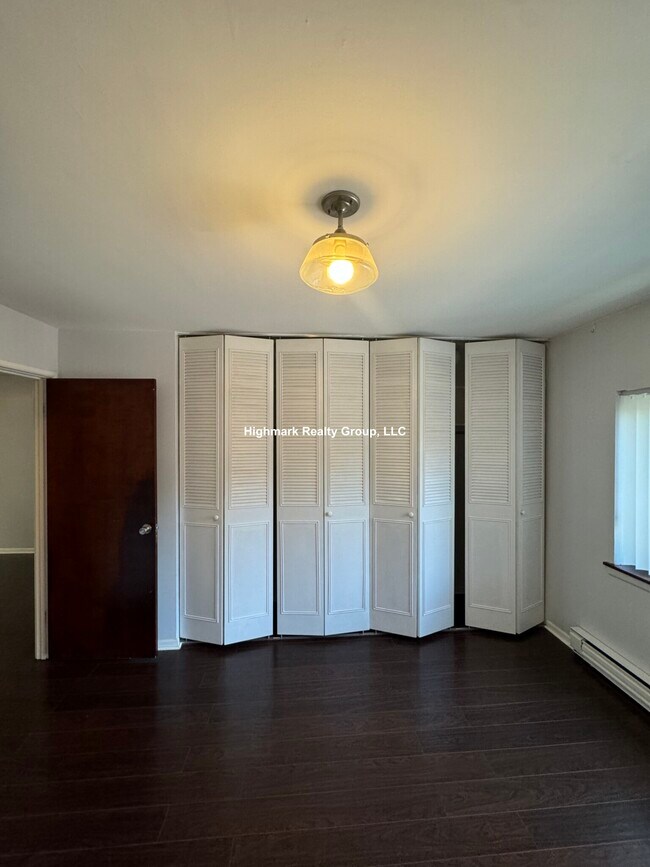 Building Photo - 3825 N Pine Grove Ave