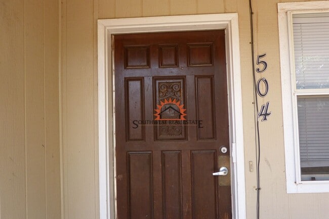 Building Photo - Cute 2 bedroom duplex