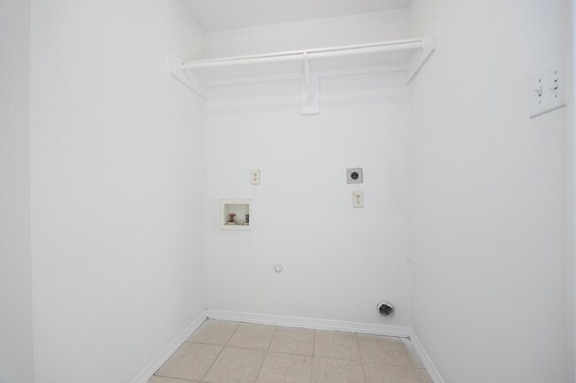 Building Photo - 4624 Larkspur St