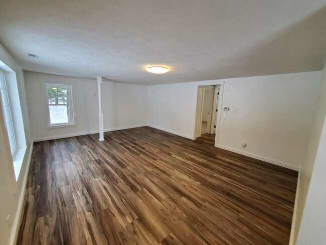 Living room - 624 E Lewis St