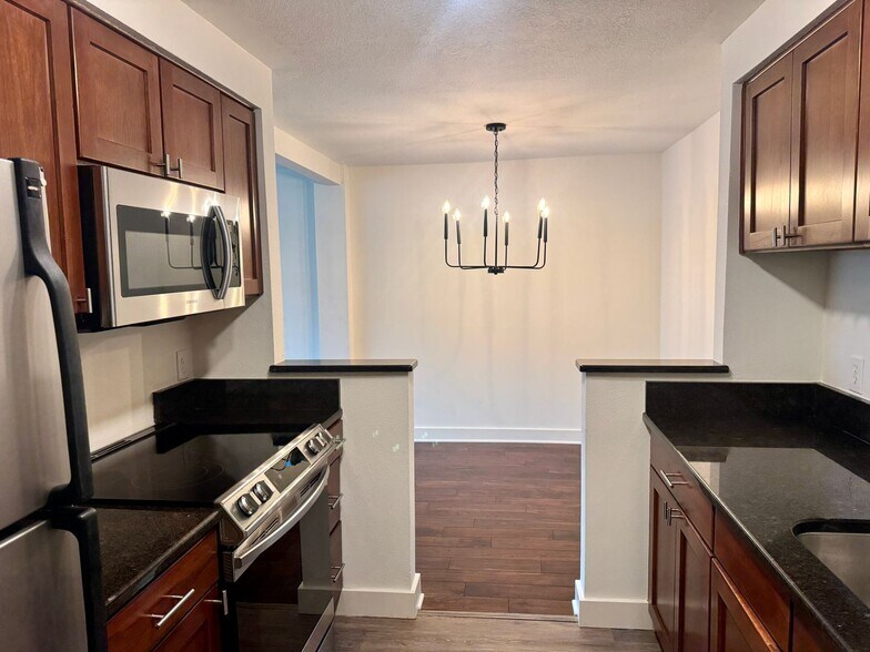 Building Photo - Redmond Townhouse