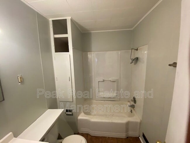 Building Photo - 816 Kensington Ave SW