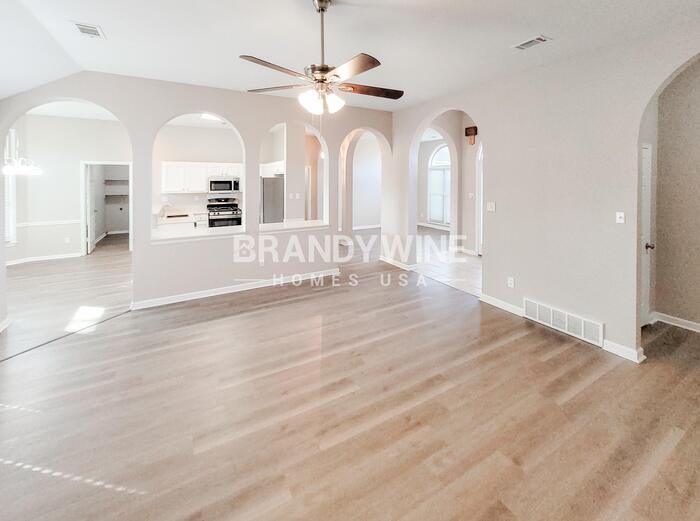 Building Photo - 8301 Meadow Vale Dr