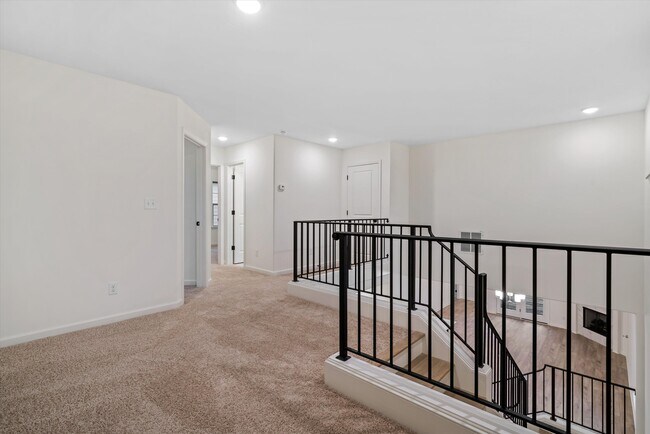 Building Photo - 300 Maple St