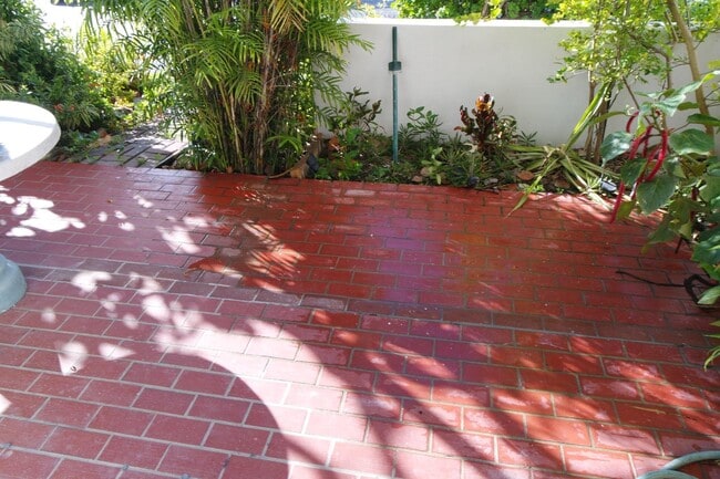 Building Photo - 2601 S Roosevelt Blvd