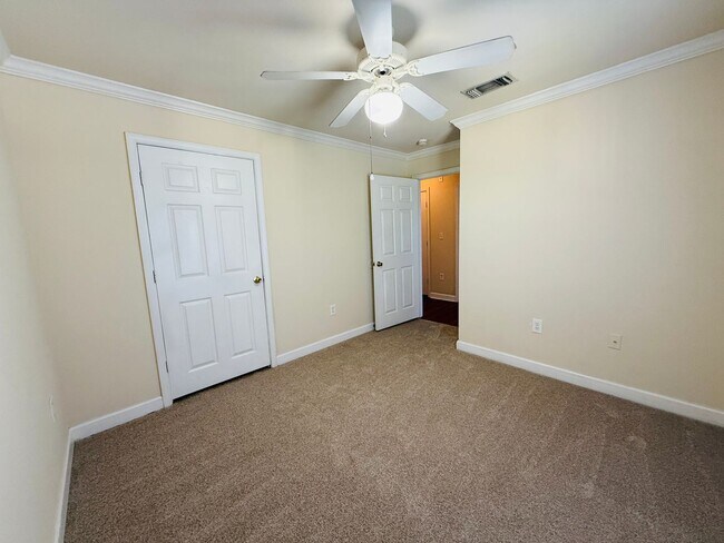 Building Photo - 3 Bedroom, 2 Bath with Garage For Rent in New Tampa!