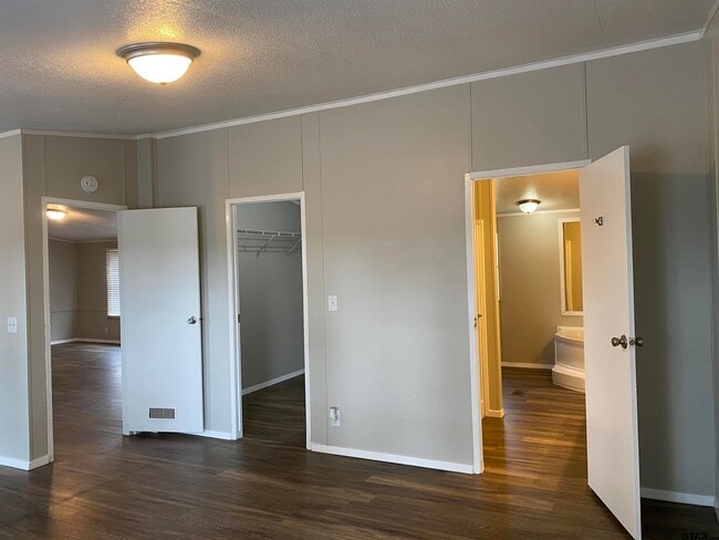 Building Photo - 22944 Shell Shore Dr