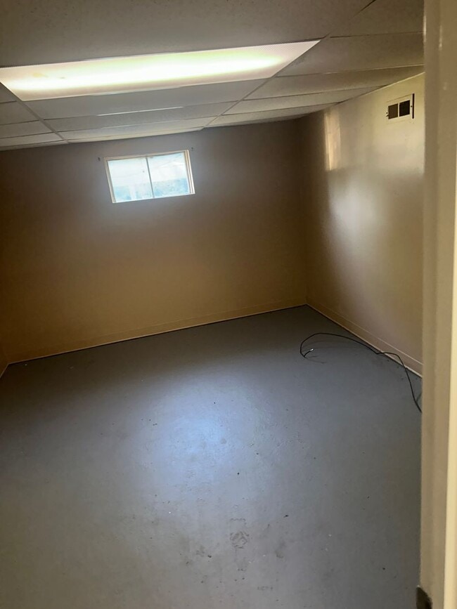 Building Photo - Great 3-bedroom w/ BONUS room in basement!...