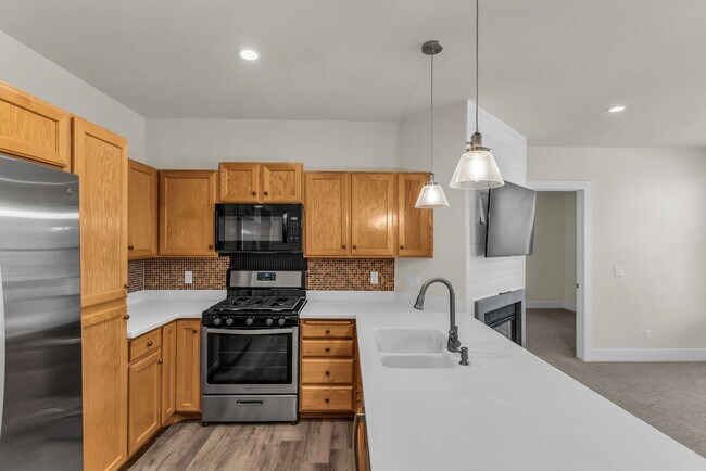 Building Photo - 8381 Meadowview Ct