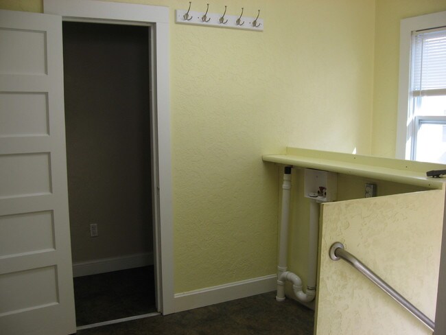 W/D Hookups - 604 W 3rd Ave