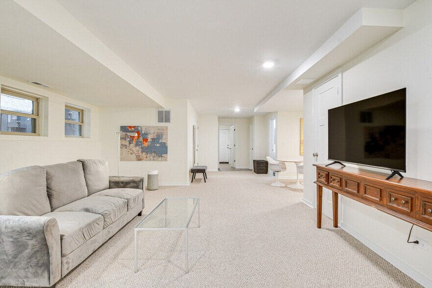 Primary Photo - 3975 S Ellis Ave