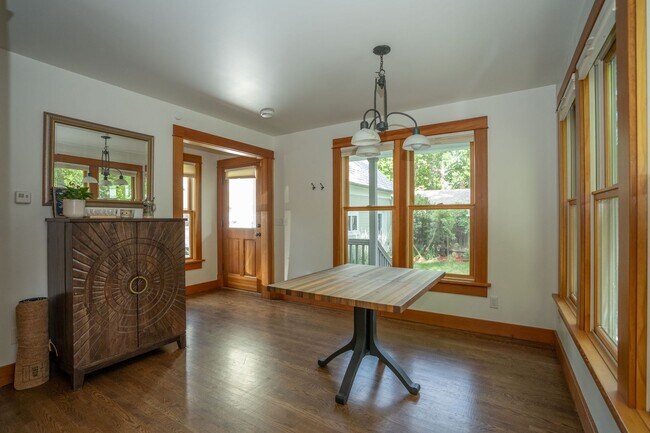 Building Photo - Charming 2-Bed, 2-Bath Loft Home in Old To...
