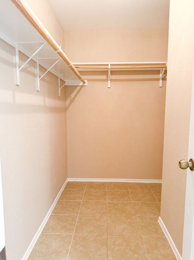 Building Photo - Perfect location! 4/2 home!
