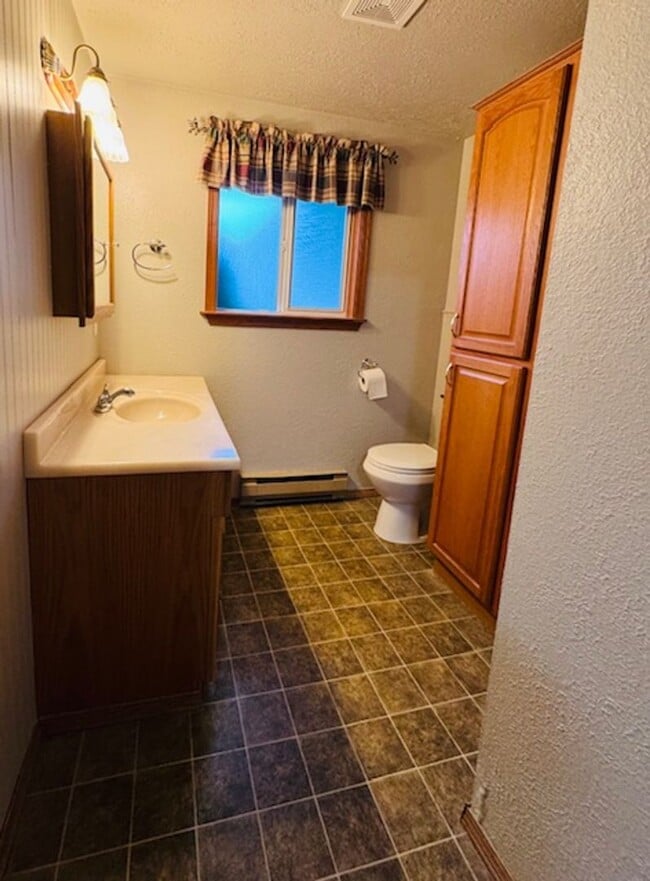 Building Photo - Burlington 3 Bed 2 Bath Home in quiet neighborhood