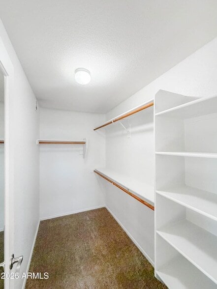 Building Photo - 1009 E Iris Dr