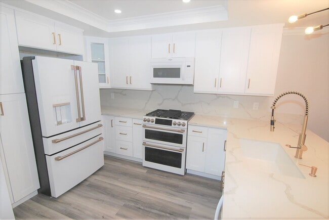 Building Photo - Stunning Fully Remodeled Condo in Costa Mesa