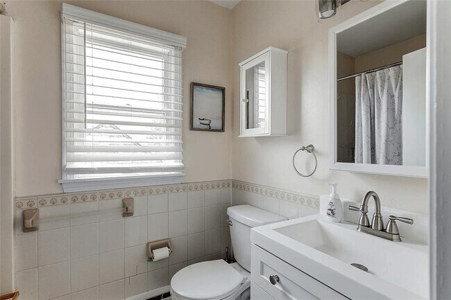 Building Photo - 27 Thames St