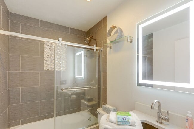 Building Photo - Charming 2Bed 2bath House in Denver