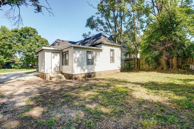 Building Photo - 3 Bedroom, 1 Bathroom remodeled house!