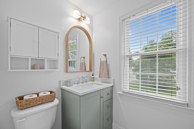 Building Photo - Gorgeous 3 Bedroom Traditional Home Locate...
