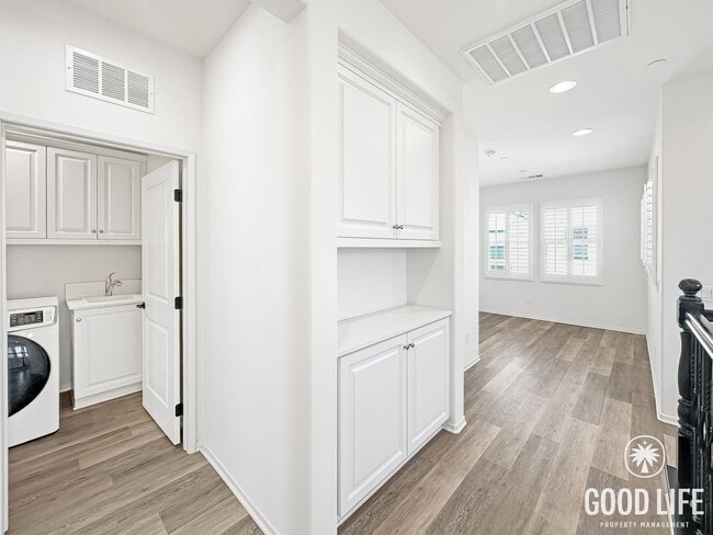 Building Photo - Stunning 2000+ sqft  4B/3BA Home in a Great Community!