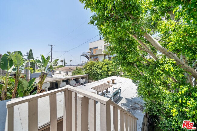 Building Photo - 1239 Havenhurst Dr
