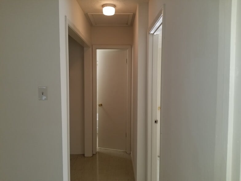 Building Photo - 109 Upsilon St