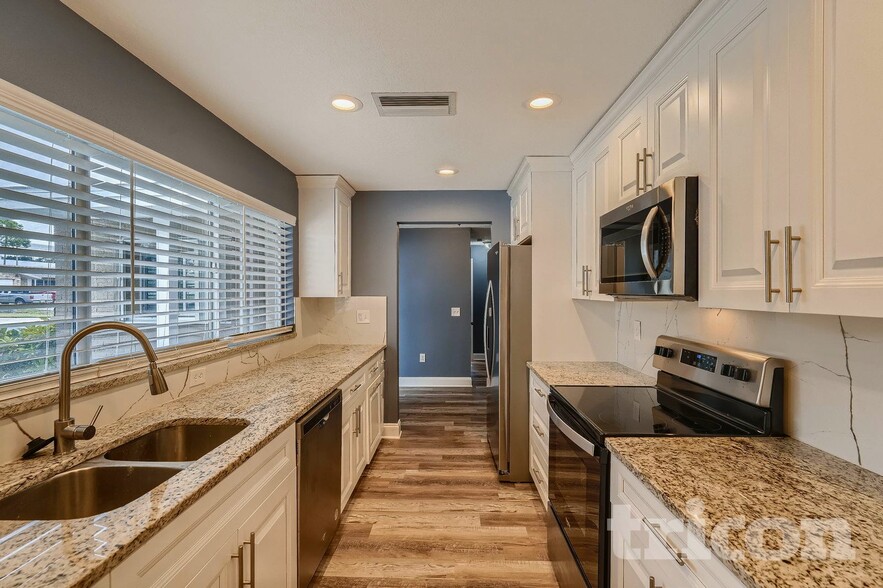 Building Photo - 1641 Patlin Cir N