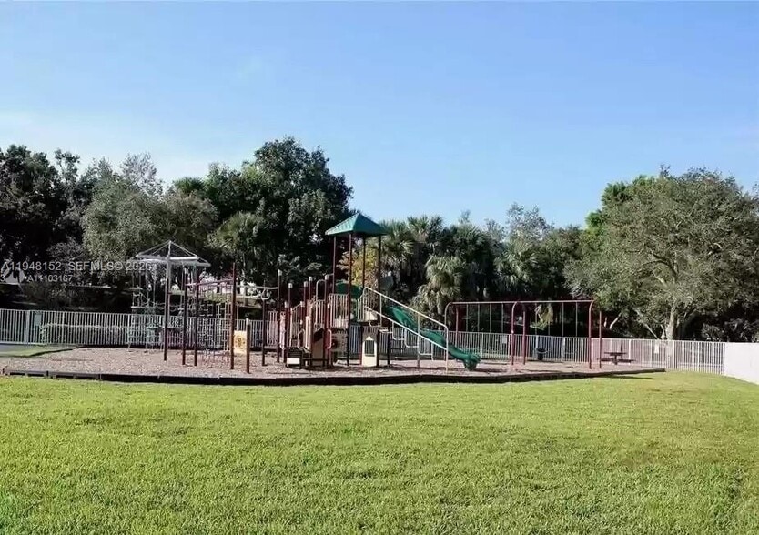 Building Photo - 4192 Laurel Ridge Cir