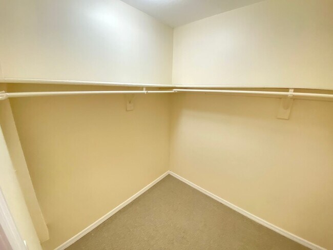 Building Photo - Wow! 2 bedroom, 2.5 bath, two story townho...