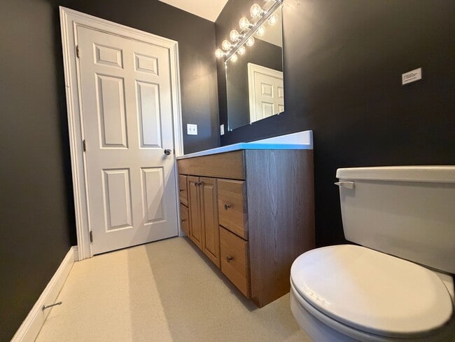 Building Photo - Move-In Ready Townhouse in North Billerica – Unbeatable Transit Access!