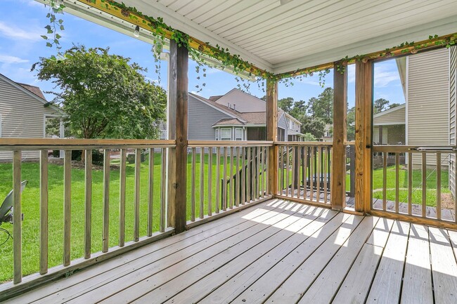 Building Photo - Beautiful Clements Ferry Townhome!