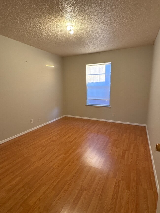 Building Photo - 920 San Pedro Dr SE