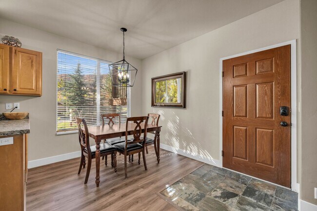 Building Photo - 2 Bed Pinecreek Condo with garage