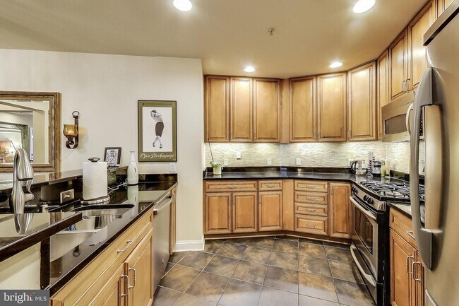 Building Photo - 717 President St