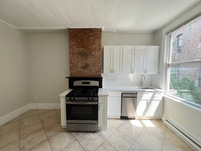 Building Photo - 492 Monmouth St