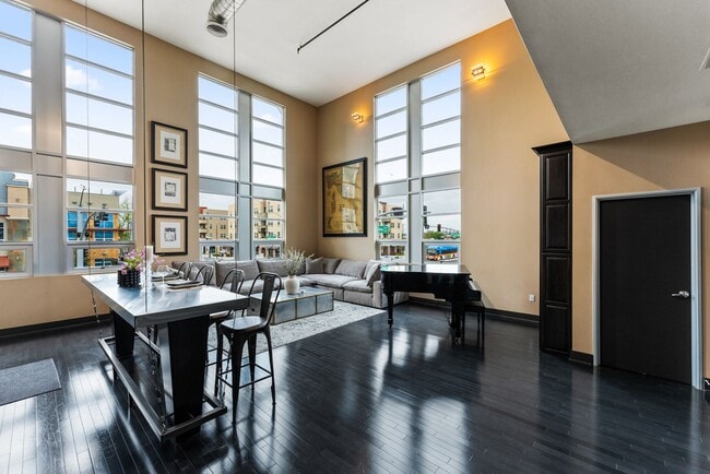 Building Photo - MOVE IN READY  Fully Furnished **Gorgeous ...