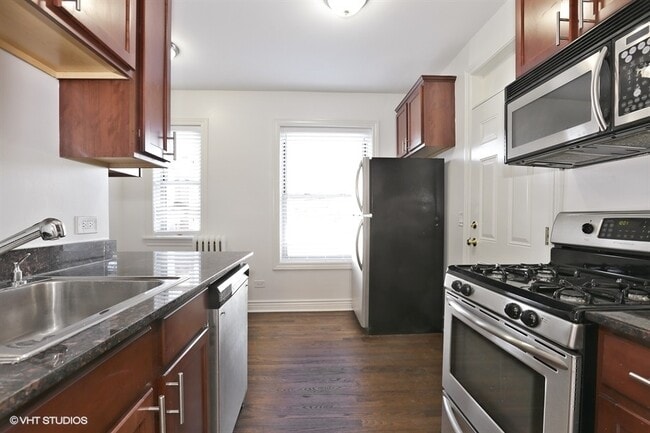 Building Photo - 2452 W Addison St