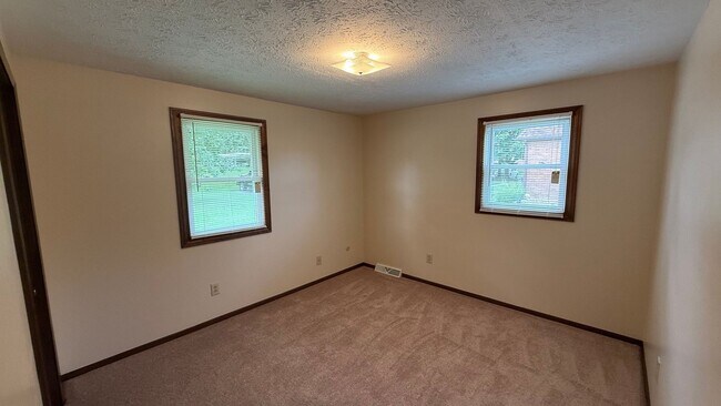 Building Photo - 2900 Thackeray Ave NW
