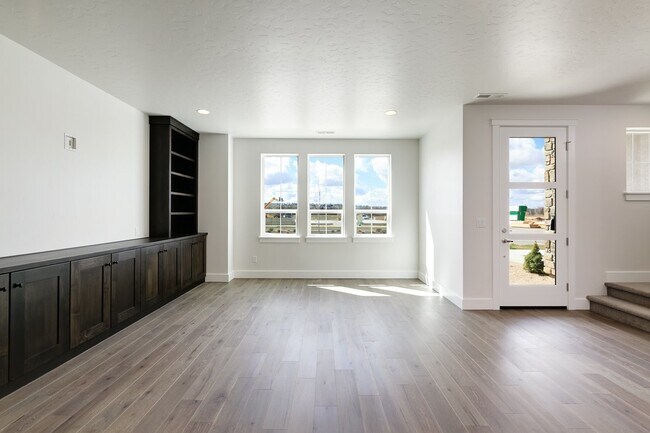 Building Photo - 3 Bedroom 2.5 Bathroom Townhouse in Harris Ranch.
