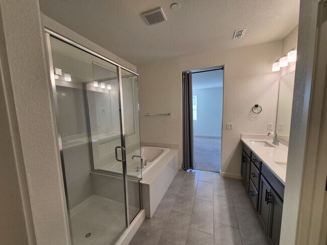 Building Photo - Gorgeous 4 Bedroom 3.5 bath with loft