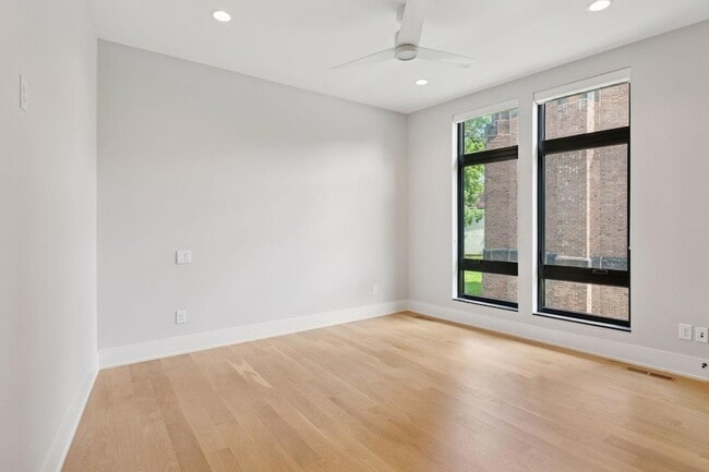 Building Photo - 1726 Kenwood Pkwy