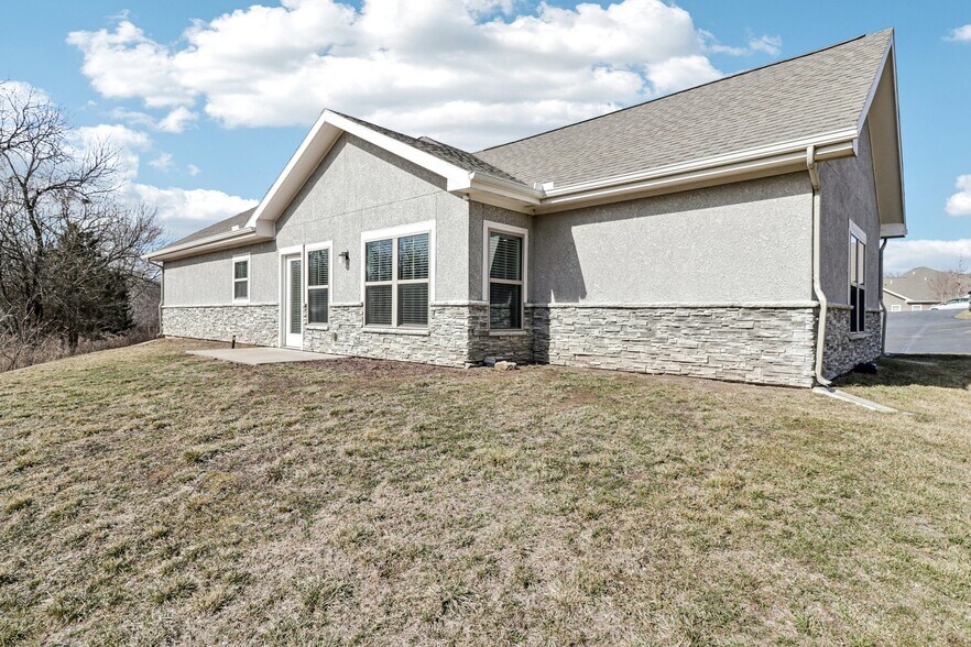 Building Photo - 9776 Montclaire Dr