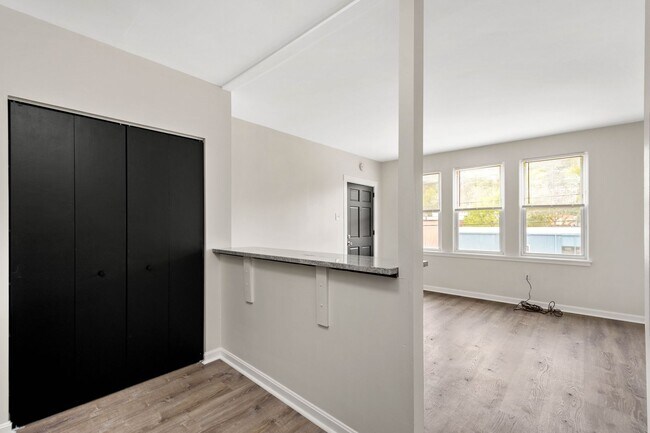 Building Photo - 644-650 Center Ave.