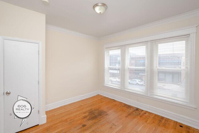 Building Photo - Marquette Park Apartment! SPECIAL OFFER