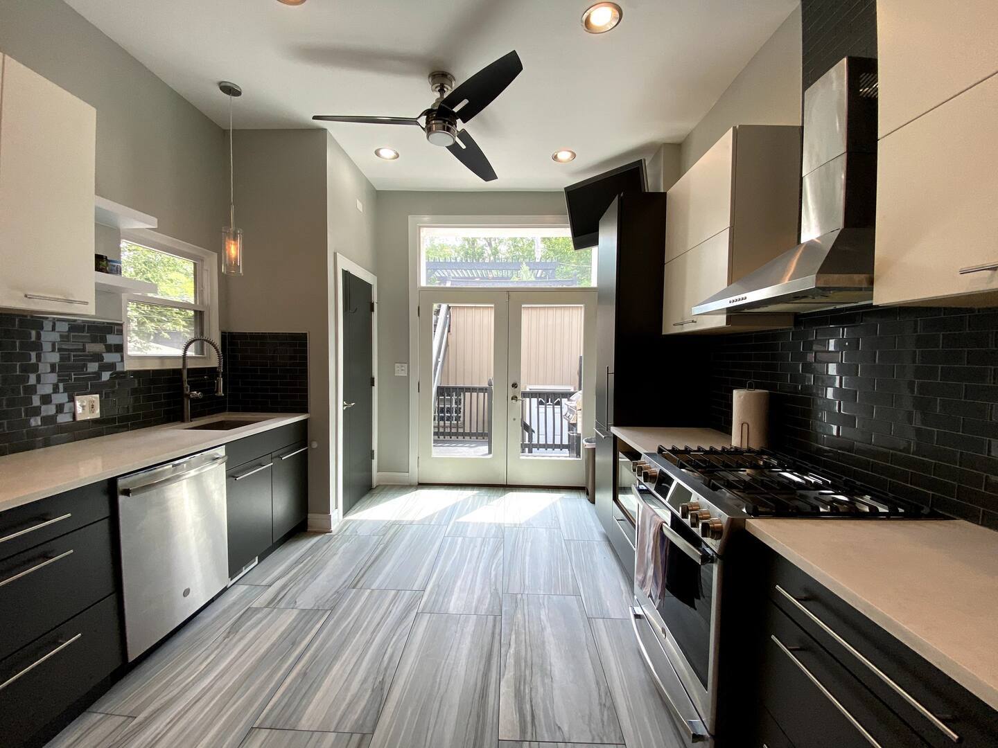 Building Photo - 419 E Oakwood Blvd