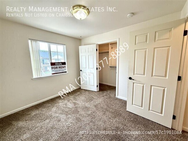 Building Photo - 10054 W Garverdale Ln