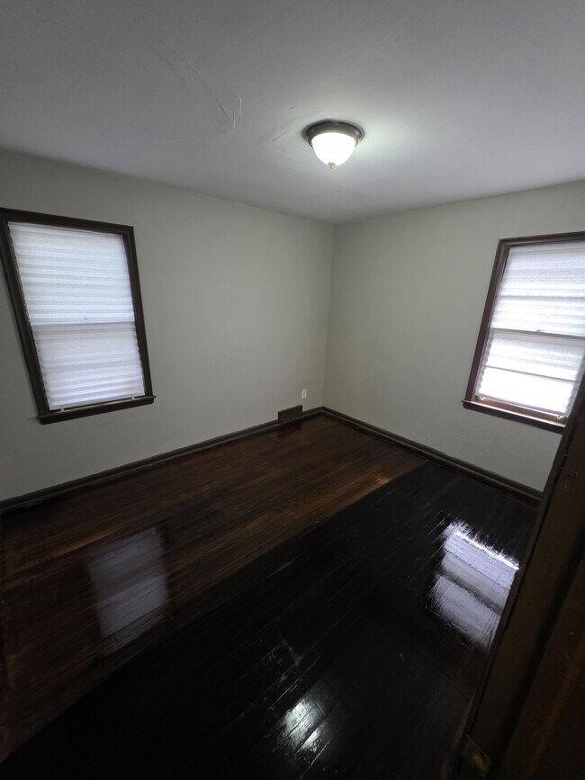 Building Photo - 9086 Plainview Ave